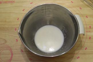 玉米油和牛奶混合乳化。