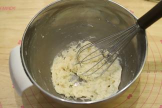 低粉筛入油奶混合物内，拌匀。