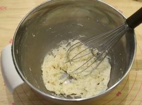 低粉筛入油奶混合物内，拌匀。