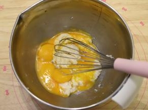 磕入蛋黄。
