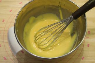 利用“Z”字形搅拌手法，拌至顺滑的蛋黄糊。