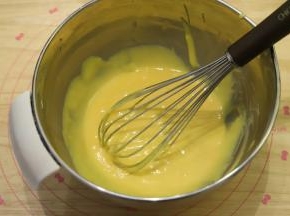 利用“Z”字形搅拌手法，拌至顺滑的蛋黄糊。