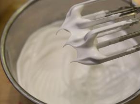 将蛋清冷冻至表面一层薄冰，取出滴入5滴柠檬汁，分三次将细砂糖加入蛋清内，打发至干性发泡（短而小的尖角）。