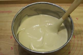 将混合均匀的蛋糕糊重新倒入剩余的蛋清内，同样手法混合均匀。