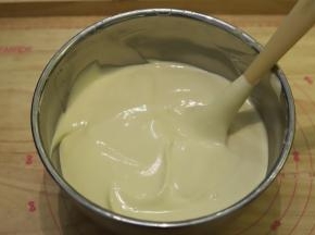 将混合均匀的蛋糕糊重新倒入剩余的蛋清内，同样手法混合均匀。