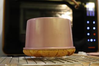 出炉轻震模具后倒扣在晾架上。