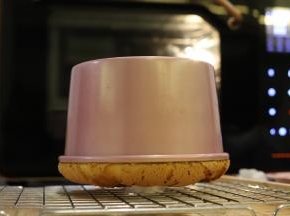 出炉轻震模具后倒扣在晾架上。