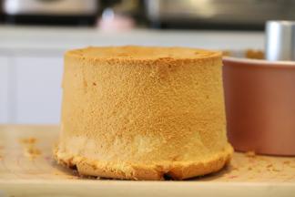 放凉后，手工或者借助脱模刀脱模。