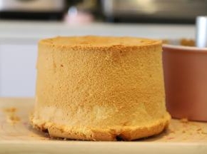 放凉后，手工或者借助脱模刀脱模。