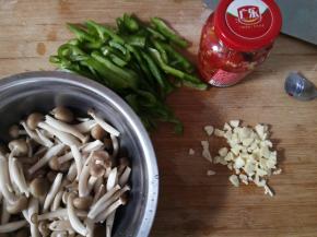 青椒切丝，蒜切碎