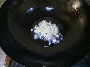 热锅凉油爆香蒜末