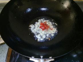 下剁椒进去翻炒