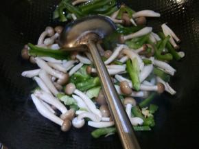 海鲜菇和青椒一块放进去翻炒