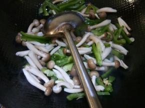 海鲜菇和青椒一块放进去翻炒