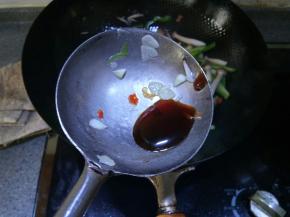 加一勺蚝油，把蔬菜炒至断生即可