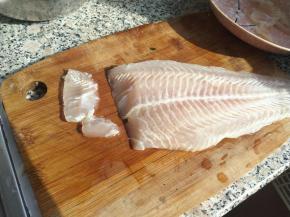 龙利鱼冲洗干净，用厨房吸纸吸干水分并切片，切好后备用。