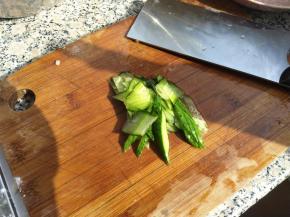 黄瓜准备少许切小片。