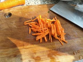 胡萝卜也准备少许切丝。