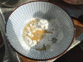蛋清、淀粉、白胡椒粉、料酒一起倒入一个大碗内，抓匀。