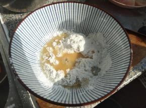 蛋清、淀粉、白胡椒粉、料酒一起倒入一个大碗内，抓匀。
