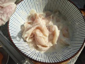 倒入鱼片，再次抓匀。