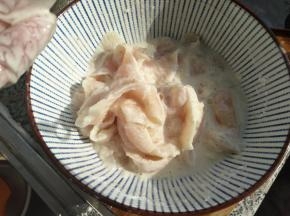 倒入鱼片，再次抓匀。