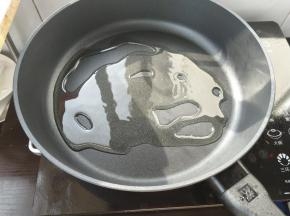 准备一个锅，倒入植物油热锅。