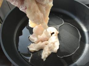 把鱼片放下去，滑炒。