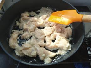 待鱼片基本变色8分熟后盛出待用。