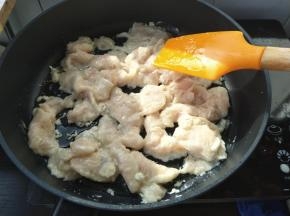待鱼片基本变色8分熟后盛出待用。