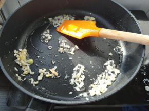 锅内再加少许油，倒入葱末、蒜末、姜末，炒香。