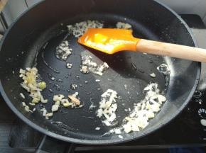 锅内再加少许油，倒入葱末、蒜末、姜末，炒香。