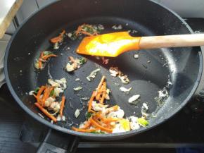 再加入胡萝卜丝，简单煸炒一下。