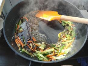 把小黄瓜片也倒进去，加蚝油，炒匀。