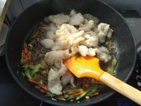 加少许清水，放入准备好的鱼片。