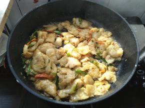 再烧1分钟后，加入食盐、白胡椒粉调味。