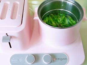 锅中加入水，烧开，加入盐，滴几滴食用油，下切好的芦笋，煮1-2分钟。(这样可以保存芦笋原有的翠绿色)