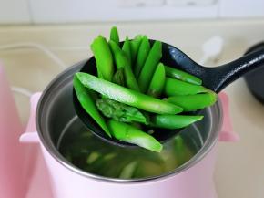 捞出翠绿翠绿的芦笋。