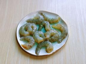 处理鲜虾，去头，去皮，去虾线，再用冷水冲洗干净。
