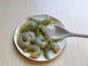 加入料酒，盐腌制10分钟。