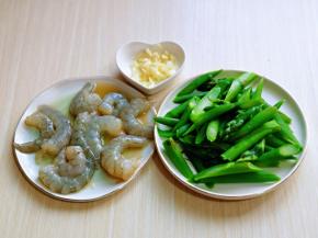 大蒜去皮切碎，准备工作完成。