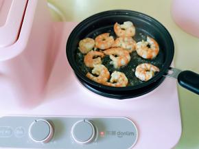 起油锅，加入腌制好的虾仁煸炒，翻炒2分钟变色后盛出备用。