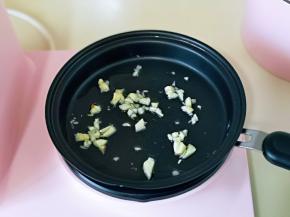 另起油锅，加入蒜炒香。