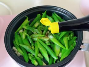 加入鲜露，快速翻炒。