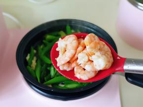 加入煸炒过的虾仁。