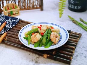 盛出装盘，点缀了几个红辣椒。