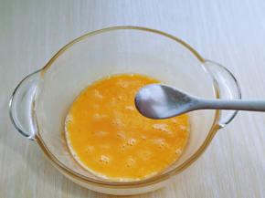 再加入盐，再次搅拌均匀。(按个人口味加入)