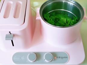 锅中加入水，烧开，再加入芹菜叶，立即断电，翻几下捞出。