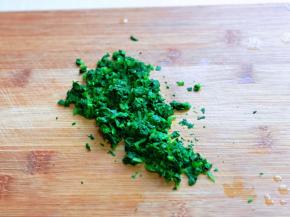 再将焯水的芹菜叶切碎。