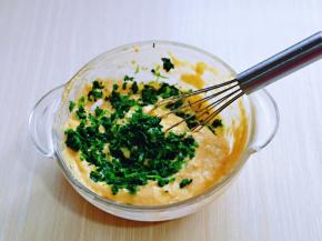 切好的芹菜叶子加入面糊中，搅拌均匀。